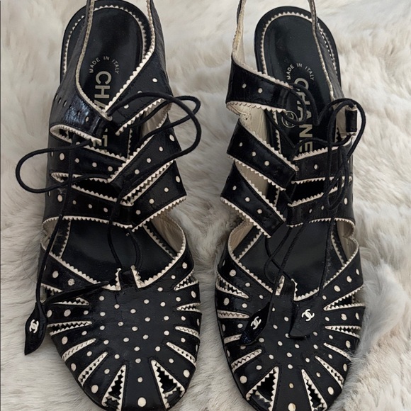 CHANEL Black and Cream heel - Picture 4 of 7